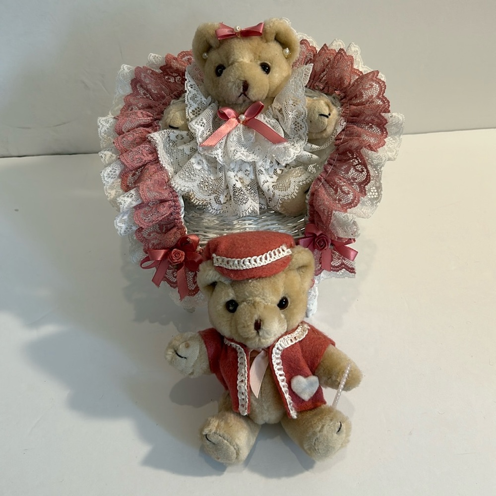 VTG Kissing Lovers Mini Bears White Victorian Wicker Couch Valentines Day